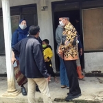 Anggota DPRD Jatim, Muzamil saat mengunjungi Ny. Sriyati belum lama ini.