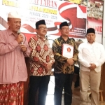 Mujaid didampingi Eko Edianto saat mengambil formulir di kantor DPC Partai Gerindra Kabupaten Kediri. foto: ARIF K/ BANGSAONLINE