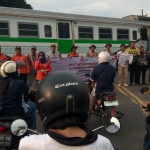 Daop 7 Madiun bersama Dishub Kota Madiun Sosialisasikan Keselamatan di perlintasan sebidang. Foto:  Hendro Suhartono/BANGSAONLINE