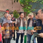 Kasatreskrim Polres Kediri, AKP Joshua Peter Krisnawan (berkacamata), saat memimpin pengujian visual BBM jenis Pertalite. Foto: MUJI HARJITA/BANGSAONLINE