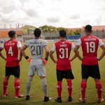 Para pemain Madura United memperkenalkan jersey utama yang akan dikenakan pada Liga 1 musim 2020. foto: Instagram @maduraunited.fc