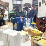 Suasana penggeledahan di toko jamu Hj Strominah Lamongan. 