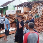 Salah satu rumah warga Desa Sendangrejo, Kecamatan Tambakrejo yang ambruk usai diterjang badai.