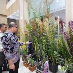 Pj Wali Kota Batu, Aries Agung Paewai saat melihat koleksi anggrek di Batu Shining Orchid Week 2024