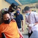 Proses vaksinasi kepada tahanan di Polres Mojokerto Kota, Senin (5/12/2022)