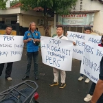 Sejumlah jurnalis menggelar aksi damai di depan Gedung PKP-RI, usai insiden pengusiran wartawan.