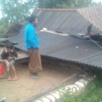 Satu rumah yang kondisinya terparah hingga ambruk, rata dengan tanah akibat hujan petir disertai angin kencang di Pamekasan.