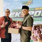 Pj Bupati Bangkalan, Arief M. Edie, saat pemberangkatan ekspor ubi jalar ke Malaysia, pada 7 Februari lalu.