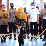 Gubernur Jawa Timur Khofifah Indar Parawansa menggunting pita saat peresmian gedung baru Kantor UPT PPD Sidoarjo, Bapenda Provinsi Jawa Timur, Rabu (27/7/22).