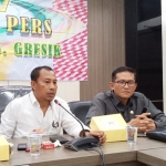 Ketua Komisi III DPRD Gresik Asroin Widiyana ketika memberikan keterangan pers terkait proyek landmark dari CSR. foto: SYUHUD/ BANGSAONLINE