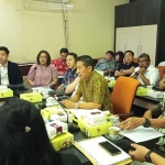 Hearing yang digelar Komisi A DPRD Surabaya bersama warga dan PT. SAS.