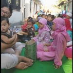 Suasana makan bersama anak yatim piatu yang digelar putra pendiri RGS. foto: SYUHUD A/BANGSAONLINE