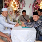 Penghulu Kemenag Tuban usai menikahkan sepasang mempelai