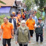 Gubernur Khofifah ketika meninjau dampak banjir.