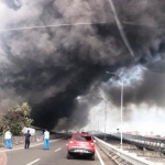 Asap tebal membumbung tinggi terlihat di akses jalan tol Waru-Juanda. 