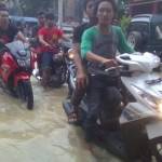 Banjir ketika merendam jalan raya Benjeng. foto: syuhud/ BANGSAONLINE