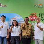 Kepala Disperdagin Kota Kediri, Wahyu Kusuma (baju batik), bersama jajaran dari Bank Danamon Group. Foto: Ist