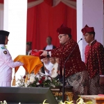 Bupati Kediri, Hanindhito Himawan Pramana, saat menyerahkan bendera merah putih kepada pembawa bendera pada upacara peringatan HUT ke-79 RI di Stadion Canda Bhirawa, Pare. Foto: Ist