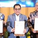 Sekjen Kementerian ATR/BPN saat menunjukkan Nota Kesepahaman yang ditandatangani bersama anggota DPR RI.