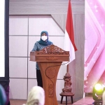 Ketua TP PKK Kota Kediri, Ferry Silviana Abu Bakar, saat memberi sambutan di acara beauty demo. Foto: Ist