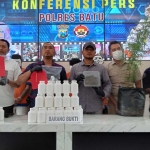 Kapolres Batu AKBP Andi Yudha Pratama menunjukkan barang bukti berupa pohon ganja, ganja kering, dan ribuan butir pil koplo.