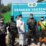 Kiai Huda (baju putih) bersama TNI dan tokoh setempat saat meninjau vaksinasi Covid-19.