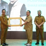 Wali Kota Batu saat menyerahkan piagam apresiasi kepada perwakilan tim kesehatan Porprov Jatim 2025.