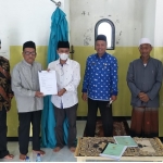 Ketua PCNU Kota Kediri KH. Abu Bakar Abdul Jalil (tiga dari kiri) saat menerima sertifikat tanah yang diwakafkan dan Kepala Badan Wakaf Indonesia Kota Kediri, Zubaduz Zaman Thoha (dua dari kanan). (foto: Ist.)