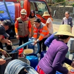 Warga Desa Jukung, Rembang, Jawa Tengah, saat antre menerima bantuan air bersih dari PT Semen Gresik. Foto: Ist