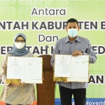 Wali Kota Kediri Abdullah Abu Bakar usai menandatangani kesepakatan bersama dengan Bupati Blitar Rini Syarifah. foto: ist.