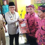 Bupati Baddrut Tamam saat meresmikan PKPM sekaligus mengukuhkan RT se-Kelurahan Kangenan Kabupaten Pamekasan.