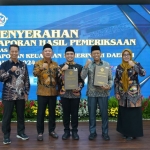 Wali Kota Pasuruan, Adi Wibowo saat menerima LHP LKPD