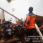 Empat sepeda motor milik keluarga korban juga tertimpa reruntuhan rumah.