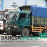 ILEGAL: Tiga dari tujuh truk tronton yang mengangkut pasir ilegal diamankan di kantor Jembatan Timbangan, Kecamatan Baureno. Foto: eky nurhadi/ BANGSAONLINE