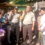 Kapolsek Junrejo AKP Setyo Krestianto ikut mengantarkan jenazah salah satu tokoh masyarakat Junrejo.
