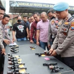 Pemeriksaan senjata api yang berlangsung di Mapolres Mojokerto Kota.