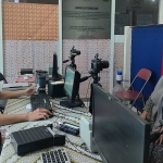 Proses perekaman e-KTP di Dispendukcapil Pamekasan. Foto: Radar Madura