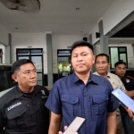 Kasat Reskrim Polres Jombang, AKP Margono Suhendra saat memberikan keterangan di RSUD Jombang