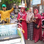 Komunitas Pengajian Sanggar Kebugaran Anita bagi-bagi takjil di Jalan Trunojoyo Pamekasan. (foto: ist)