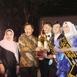 ?DINOBATKAN: Wabup H Nur Ahmad Syaifuddin menyerahkan piala kepada juara Duta Anti Narkoba Sidoarjo 2018, Sabtu (14/7) malam. Foto: ist
