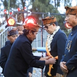 Pj Gubernur Jatim saat dikukuhkan sebagai Warga Kehormatan Masyarakat Suku Tengger.
