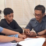 Ubaid ketika mengadukan proses pelanggaran pidana pemilu ke Bawaslu Kabupaten Mojokerto.