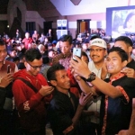 Gus Ipul saat foto bersama karyawan Tunjungan Plaza (TP) Surabaya. 