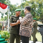 Bupati Kediri Hanindhito Himawan Pramana saat berbincang dengan mantan Dandim 0809 Kediri Letkol Inf Aris Setiawan. (Ist)