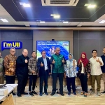 Arman Hakim Nasution (tengah berkacamata) bersama peserta Focus Group Discussion Implementasi SNI Perhiasan Emas dalam rangka Penguatan Bullion Bank Indonesia. Foto: Ist.