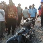 REMUK. Kondisi motor korban yang remuk setelah dihantam KA. foto : aries sugiarto/bangsaonline