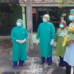 Pasien Covid-19 yang telah dinyatakan sembuh, diberi buket bunga dan diantar tenaga medis saat keluar dari rumah sakit.