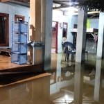 Banjir setinggi lutut orang dewasa mulai genangi kawasan Desa Laden, Pamekasan.