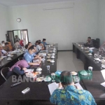 Anggota Komisi C DPRD Jombang saat memfasilitasi hearing antara warga Dusun Balongrejo, Desa Pundong, Kecamatan Diwek dengan PT SUB Unit II, Jumat (2/12). foto: RONY SUHARTOMO/ BANGSAONLINE