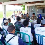Direktur Utama Petrokimia Gresik, Daconi Khotob, saat bertemu petani. Foto: Ist
